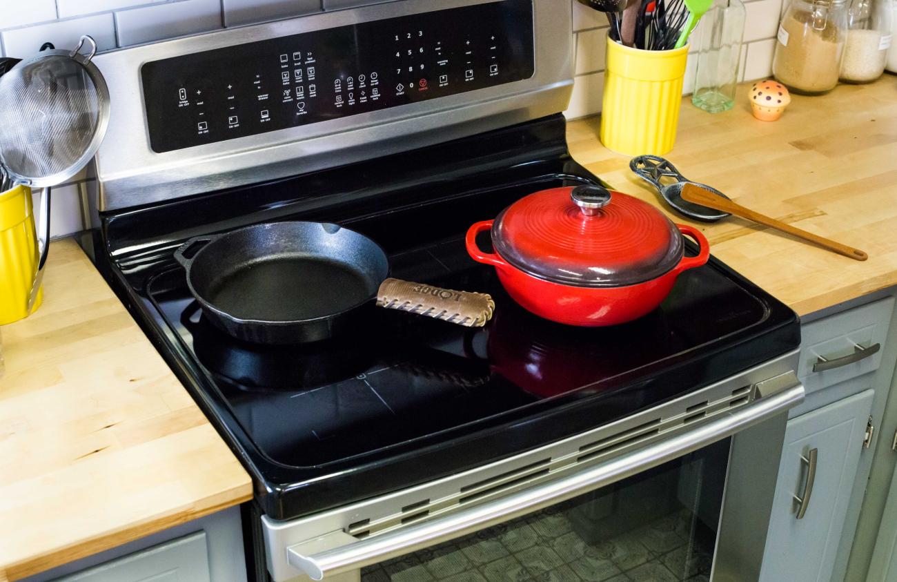 can induction cookware be used on an electric stove